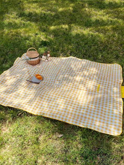 Blanket For Picnic, Picnic In Garden, Aesthetic Picnic Blanket, Cute Picnic Blankets, Garden Picnic Ideas, Picnic Set Up Ideas Simple, Picnic Bday Party Ideas, Picnic Blanket Aesthetic, Picknick Blanket