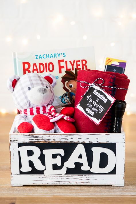 DIY Book Gift Basket – create a customized book with your child's name and fill a basket with their favorite story time essentials. Reading Gift Basket, Book Gift Basket, For Teachers, Book Basket, Easter Gift For Adults, Auction Basket, Gift Hacks, Raffle Basket, Kids Gift Baskets