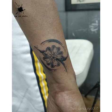 A small  five leaf clover tattoo... so my client came in with a reference of leaf to be shades on here wrist and left me to it and what i ended up doing ... Thanks for the trust 😊  #clover #tattoo #colovertattoo #vishalmaurya #besttattooartist Artist: Vishal Maurya Call on. : 8286402021 Clover Tattoo For Women, Five Leaf Clover Tattoo, 5 Leaf Clover Tattoo, 5 Leaf Clover, Leaf Clover Tattoo, Clover Tattoo, Five Leaf Clover, Clover Tattoos, Cora Reilly