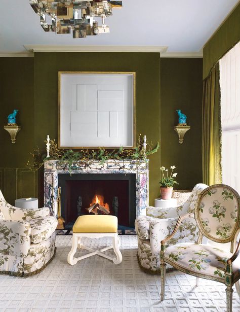 Delightfully Drab Walls - The New York Times Veere Grenney, Dark Green Bathrooms, Holiday Interior, Trendy Sofas, London Townhouse, Home Furnishing Stores, Design Salon, Green Rooms, A Living Room