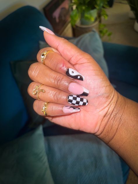 Harlequin Pattern Nails, Black Checkerboard Nails, Nail Designs Ying Yang, Checkboard Nails, Ying Yang Nail Art, Yin Yang Nail Art, Yin And Yang Nails, Checkerboard Nails, Ying Yang Nails