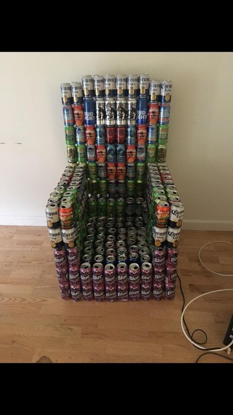 A chair made of beer cans Monster Can Throne, Pop Cans Diy Projects, Mini Monster Can Diy, Soda Tab Room Decor, Beer Can String Lights, Drink Cans Crafts, Beer Can Decorations, Drink Can Crafts, Monster Can Decor