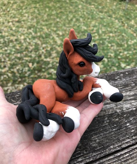 Horse Clay Art, Clay Modelling Ideas, Polymer Clay Horse, Clay Horses, Black And White Polymer Clay, Clay Horse, Black And White Horse, White Polymer Clay, Fondant Animals