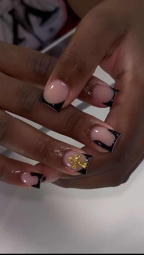 Short Black Set Nails, Short Black Nails Acrylic Square, Short Nails With Black Tips, Cute Short Easy Nails, Black Short Nails Ideas Aesthetic, Black Prom Nails Acrylic Short, Short Braiders Nails, Short Black French Tip Nails With Charms, Gold And Black Nails Short