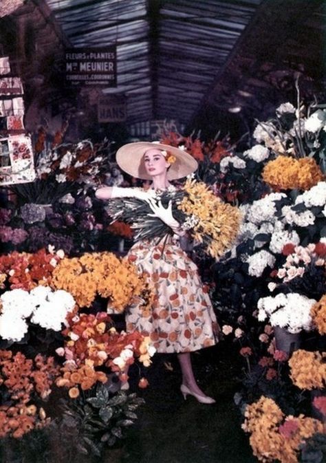 Audrey Hepburn in floral dress surrounded by flowers... Audrey Hepburn Givenchy, Audrey Hepburn Funny Face, Audrey Hepburn Outfit, Audrey Hepburn Dress, Mode Retro, Audrey Hepburn Style, Fred Astaire, Funny Face, Classic Beauty