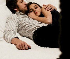 Image de keira knightley and last night Laying In Bed Together, Last Night Movie, Keira Knightly, Laying In Bed, Cute Couples Hugging, Couple Photoshoot Poses, Keira Knightley, Cartoon Tv, Cute Couples Goals