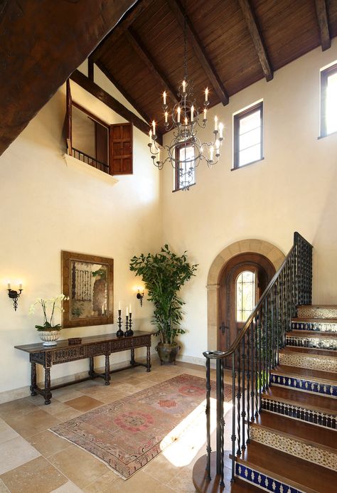 Spanish Style Foyer Entrance, Spanish Home Living Room, Dark Beams, Style Hacienda, Spanish Homes, Framed Windows, Hacienda Homes, Hacienda Style Homes, Spanish Decor