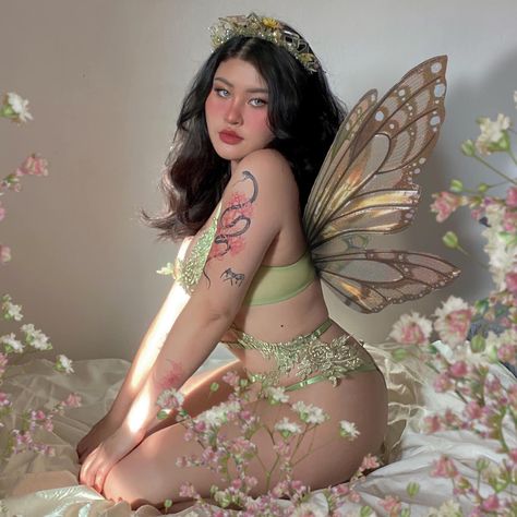 Fairy Core Photography, Fairy Pictures Aesthetic, Fairy Poses Photography, Diy Fairy Photoshoot, Fairy Faceclaim, Fairy Shoot Ideas, Fairy Reference Photo, Fairy Wings Photoshoot, Outdoor Goddess Photoshoot