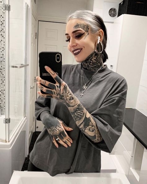 58.3 k mentions J’aime, 137 commentaires - Monami Frost (@monamifrost) sur Instagram : "Don’t forget to smile 😁 bathroom break between working and editing videos (hence the airpod) 😄 was…" Cheek Piercings, Monami Frost, Editing Videos, Hair Envy, Cute Fits, Bobble Head, Video Editing, Girl Tattoos, Cute Outfits