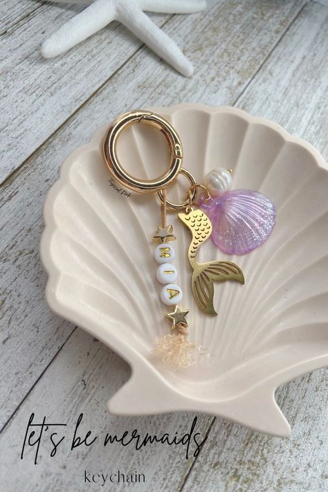 Summer goal: Become a mermaid, because mermaids have more fun!! Show off the mermaid in you with this beautiful charm. Add it to your keychain or as a charm for your bag and be on your way to enjoying your summer vacay! Choose between personalized or not personalized and choose your favorite sea shell color. Coastal Aesthetic, Name Keychain, Coastal Boho, Shell Color, Alphabet Beads, Summer Goals, Name Bracelet, Mermaid Tail, Pearl Shell