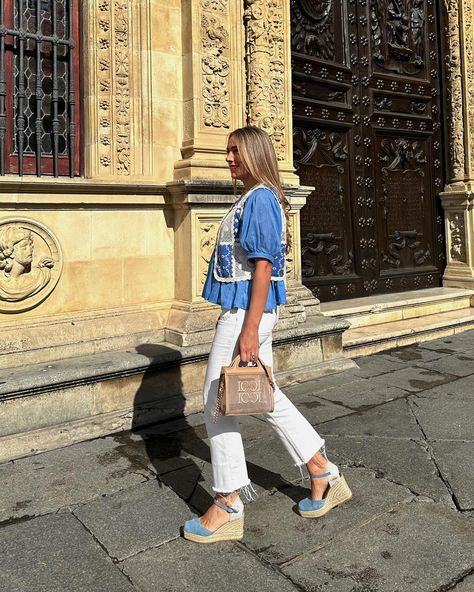 Quien me conoce sabe que el azul es uno de mis tonos favoritos 💙 Este look en azul y beige me parece lo más 🫶🏼 el chaleco es una joyita, lo podéis encontrar en @guapayconestiloshop al igual que la blusa. Las alpargatas son las de @viguera_shoes que últimamente no me quito ✌🏽 Por cierto mi niña ya ha publicado su look que me habéis preguntado por el, a si que ir a verlo a su perfil 👉 @aritavera94 ¿Os gusta tanto como a mi? Os leo en comentarios ⬇️ . . #azul #chaleco #jeans #zara #bolso ... Outfit Boho, Quito, Casual Looks, Boho Chic, Zara, Square, Crochet