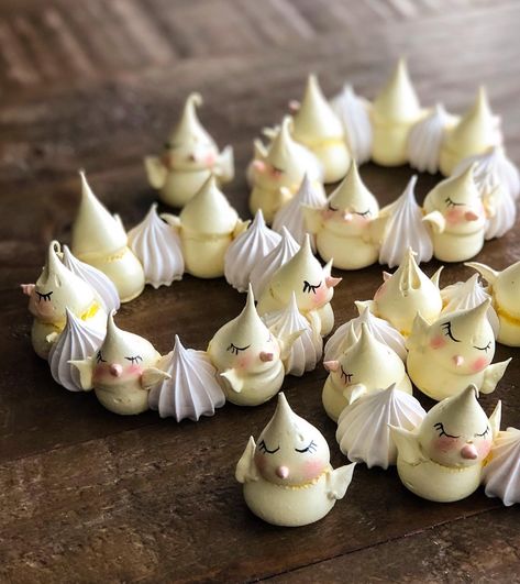 Easter chick 🐣 wreaths: my kids are off school and I had little time to do anything complicated but wanted to start on some easter… | Instagram Easter Fun Food, Meringue Desserts, Wreath Cookies, Pavlova Recipe, Amazing Food Art, Easy Food Art, Meringue Cookies, Easter Chick, Just Cakes