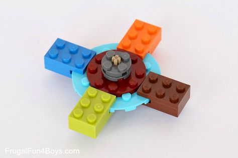 With the massive popularity of fidget spinners, it was only a matter of time before we found a DIY project for making your own. Fortunately this one doesn’t require an engineering degree or even a 3-D printer: Just some basic LEGO pieces. The very clever Sarah at Frugal Fun for Boys and Girls (F.K.A. Frugal Fun … Lego Fidget Spinner, Lego Fidget, Diy Fidget Spinner, Cool Fidget Spinners, Fidget Tools, Instructions Lego, Lego Club, Free Lego, Fidget Spinners