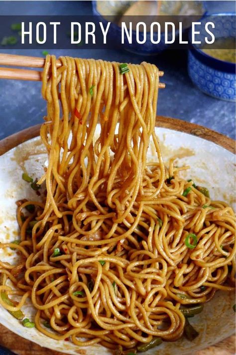 A classic breakfast dish, hot dry noodles deliver exciting flavours, pleasant textures and are very easy to make! Dry Noodles Chinese, Breakfast Noodles Recipes, Dry Ramen Noodle Recipe, Dry Noodle Recipe, Breakfast Noodles, Chinese Noodle Dishes, Chinese Noodle Recipes, Easy Indian Dessert Recipes, Easy Indian Dessert