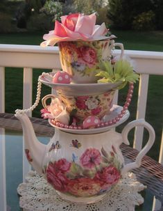 Cute centerpieces for Alice in Wonderland party Tea Cup Centerpieces, Vintage Tea Parties, Teacup Crafts, Decoration Shabby, Tafel Decor, Mad Hatter Party, Tea Party Decorations, Alice In Wonderland Tea Party, Bridal Tea