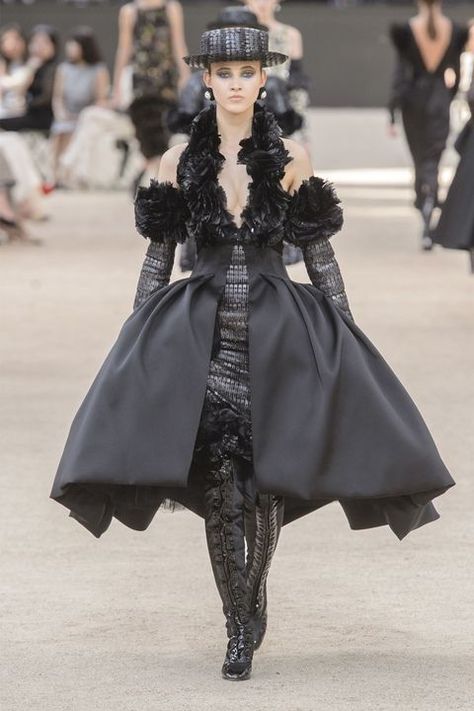 All the best looks from the Fall season... Chanel Fall 2017, Mode Chanel, Dress Design Drawing, Chanel Couture, Chanel Haute Couture, Couture Outfits, Fashion Now, Couture Week, Chanel Fashion