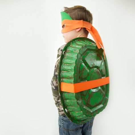 Does your child LOVE the Ninja Turtles? Want a cheap Halloween costume? Then help your kids make a no-sew TMNT costume. It's an easy and fun kids craft! Easy Homemade Halloween Costumes, Diy Adult Halloween Costumes, Teenage Mutant Ninja Turtles Costume, Costumes Faciles, Diy Fantasia, Turtle Costume, Ninja Turtle Costume, Meme Costume, Halloween Costumes To Make