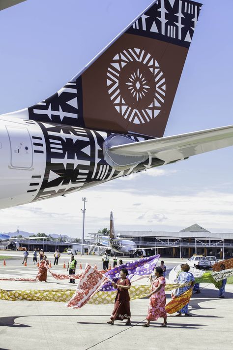 Women of Fiji Airways and Yasawa wrap the just-arrived aircraft with colourful fabric as part of the traditional Fijian welcome ceremony. Fiji Tattoo, Poly Pride, Fiji Holiday, Fiji Airways, Fiji Culture, Fly To Fiji, Ilmu Ekonomi, Plane Art, Fiji Beach