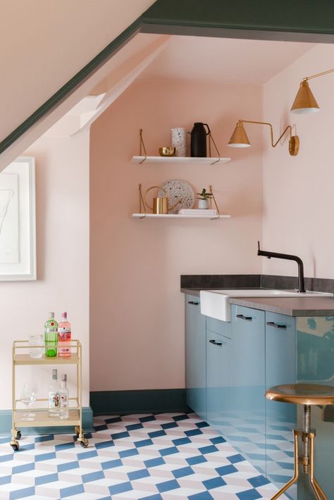 Pink and green kitchen with modern flooring. High Gloss Kitchen Cabinets, Gloss Kitchen Cabinets, Pink Kitchens, High Gloss Kitchen, Gloss Kitchen, Cabinet Paint Colors, High Gloss Paint, Kitchen Wall Colors, Cute Dorm Rooms