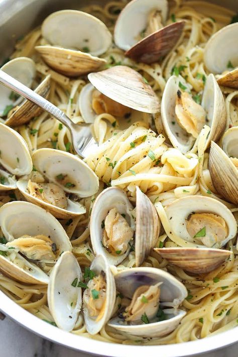 Pasta With Clams, Linguine With Clams, Linguine And Clams, Clams Casino, Summer Seafood Recipes, Resep Seafood, Clam Sauce, Clam Recipes, Easy Seafood