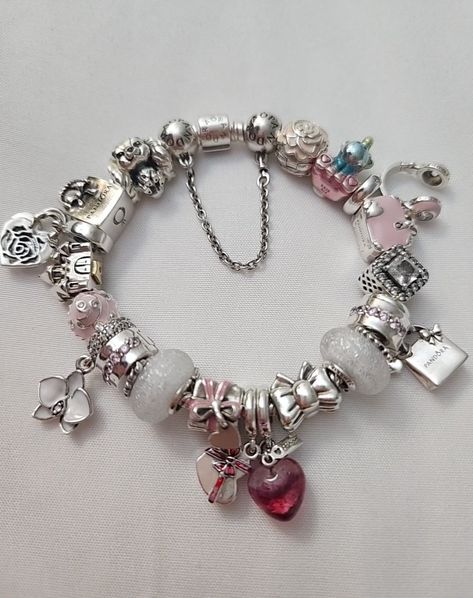 Pandora Pink Bracelet, Cute Pandora Bracelet, Pandora Bracelet Aesthetic, Pink Pandora Bracelet, Pandora Bracelet Ideas, Pandora Bracelet Charms Ideas, No Ordinary Girl, Girly Bracelets, Pandora Bracelet Designs