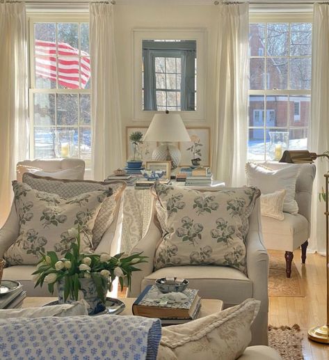 Nantucket House Interior, Nantucket House Aesthetic Interior, Nantucket Aesthetic Interior, Coastal Grandmother Aesthetic House, Cottage Living Rooms Cozy, Coastal Grandmother Aesthetic House Living Room, New England Beach House Aesthetic, Cape Cod Living Room, Traditional Modern Home