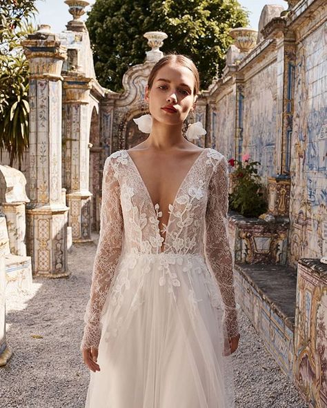 ANNA KARA on Instagram: “ANNA KARA 2020 Collection Campaign JUDE #annakara2020” Anna Kara Wedding Dress, Weddinh Dresses, Modern Hobbit, Relaxed Wedding Dress, December Wedding Dresses, Hobbit Wedding, Anna Kara, Ethereal Wedding Dress, Wedding Dresses Whimsical