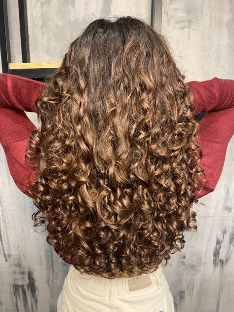 Hazelnut Brown Curly Hair, Chocolate Brown Curly Hair Natural, Homey Brown Curly Hair, Cabello Color Chocolate Claro, Chocolate Curly Hair, Milk Chocolate Brown Hair, Milkshake Hair Products, Long Natural Curly Hair, Curly Afro Hair