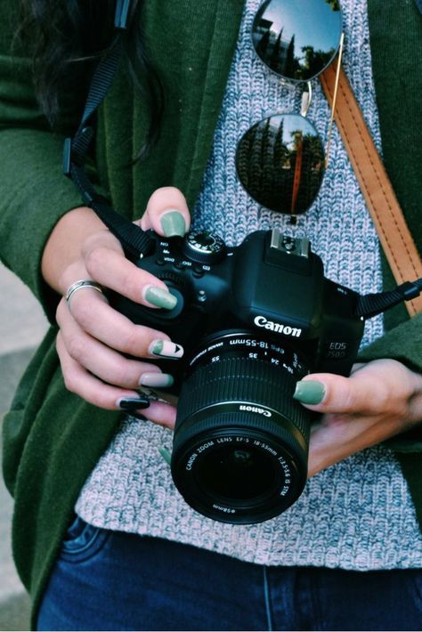 Dslr Camera Images, Street People, Portrait Women, Couples Fashion, Girls With Cameras, Black And White Couples, Landscape Inspiration, Blurred Background Photography, Cute Camera