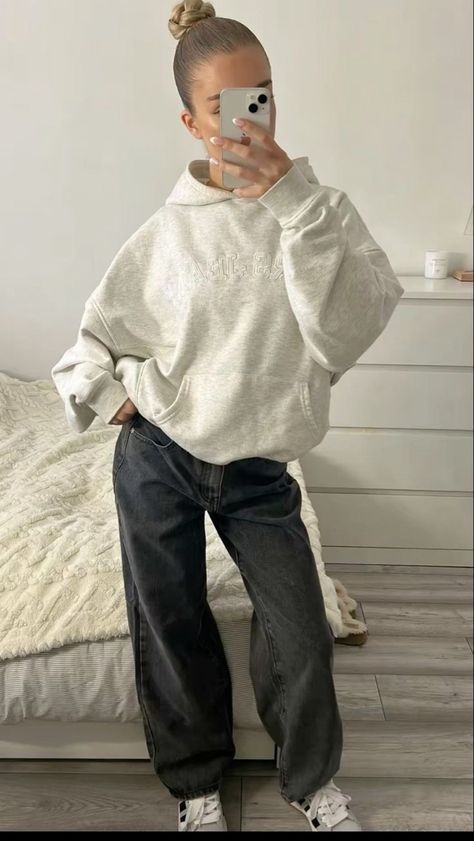 Grey Jeans Outfit, Fall California, Australian Winter, T Shirt Outfits, Look Adidas, Preppy Sweater, Y2k Sweater, Outfit Inspo Casual, Sweater Outfit