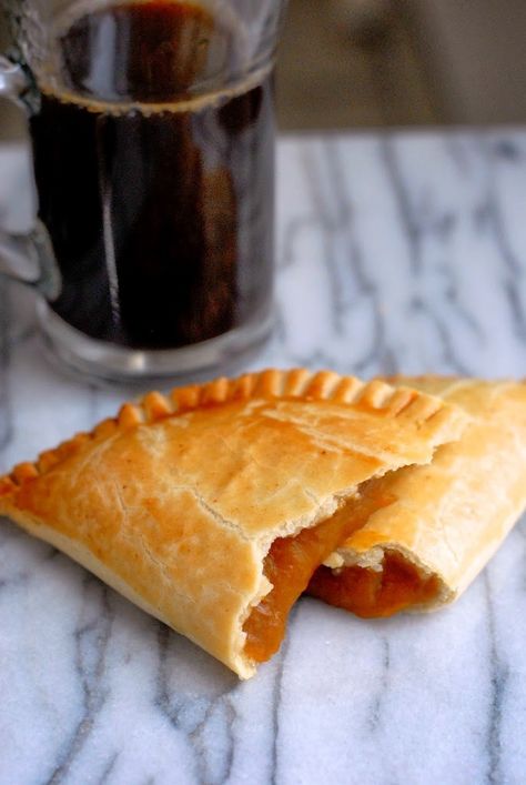 Pumpkin Empanadas Recipe, Mexican Empanadas, Empanadas Recipe Dough, Pumpkin Empanadas, Mexican Bakery, Mexican Side, Mexican Pastries, Recipes With Yeast, Empanadas Dough