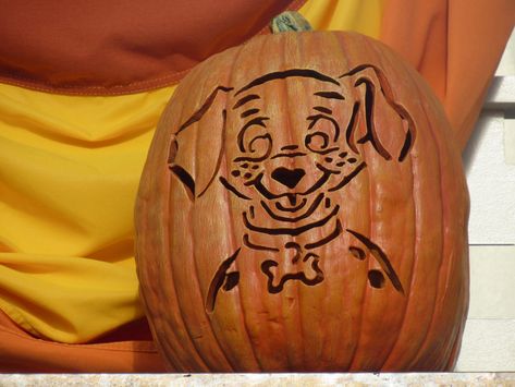 Magic Kingdom’s Main Street Fire Station Celebrates Halloween with a 101 Dalmatians Pumpkin – Ink and Paint in the Parks Dalmatian Pumpkin, Pumpkin Carving Stencil, Halloween Pumpkin Crafts, Decorating For Halloween, Mickey Mouse Pumpkin, Pumpkin Carving Designs, Cruella Deville, Main Street Usa, 101 Dalmatians