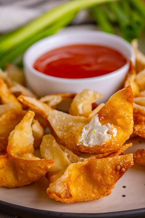 Fried Cream Cheese Wontons Recipe Fried Chicken Wontons, Cream Cheese Wanton Recipe, Wonton Sauce Recipe, Cream Cheese Rangoon Recipe, Fried Cream Cheese Wontons, Homemade Cream Cheese Wontons, Fried Cream Cheese, Cheese Rangoon Recipe, Cream Cheese Rangoon