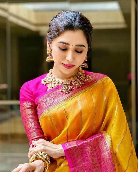 Aarti Ravi (@aarti.ravi) • Instagram photos and videos Aditi Ravi Actress, Aarthi Ravi, Aarti Ravi In Saree, Amritha Aiyer Saree, Aarti Ravi, Gold Jada, Aditi Rao Hydari Yellow Saree, Actress Style, Kurtis Designs