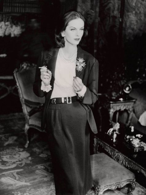 These Coco Chanel Designs Are as Relevant as Ever | Who What Wear UK Coco Chanel Designs, Henry Clarke, Coco Chanel Fashion, 1950’s Style, Moda Chanel, Chanel Suit, Chanel Outfit, Modern Vintage Fashion, Sainte Marie