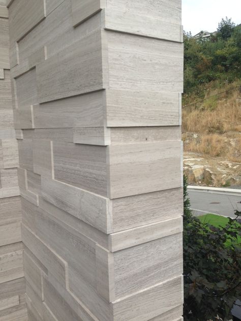 Travertine Cladding, Elevation Tiles, Compound Wall Design, Feature Wall Design, Main Entrance Door Design, Cladding Design, Tile Design Pattern, Compound Wall, House Paint Interior