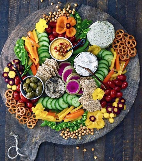 Fingerfiood Grazing Food, Rainbow Snacks, Vegetable Plate, Snack Platter, Party Platters, Cheese Boards, Snacks Für Party, Cheese Platters, Food Platters