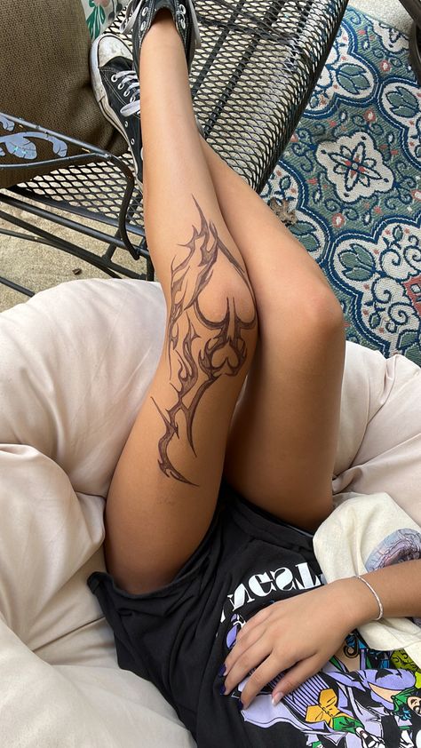 Girls Knee Tattoo, Heart Tattoo On Knee, Knee Heart Tattoo, Heart Knee Tattoo, Knee Cap Tattoos Women, Knee Tattoos Women, Gay Tattoos, Knee Cap Tattoo, Rose Tattoo Leg