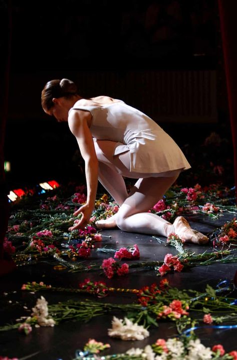 Darcy Bussell takes her final curtain call for her last performance Song of the Earth at the Royal Opera House,  2007 Ballet Flowers, Darcy Bussell, Crowd Cheers, Darcey Bussell, Shirley Ballas, Ballet Wear, Dancing Ballet, Margot Fonteyn, Prima Ballerina