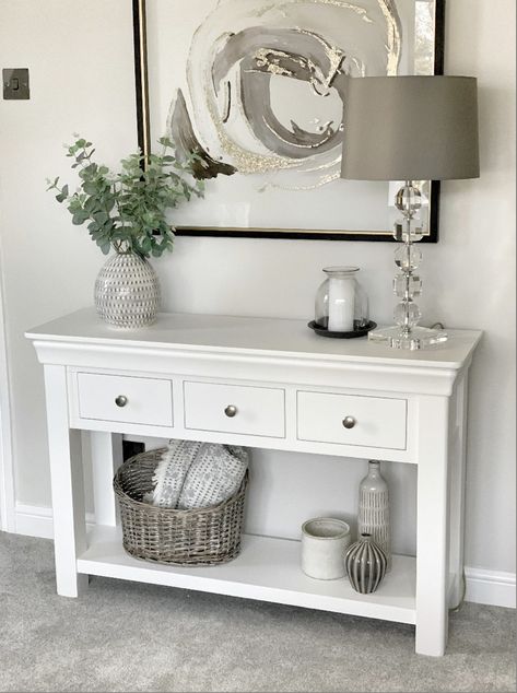 White Console Table Decor, Hall Table Decor, Painted Console Table, Hallway Table Decor, Vstupná Hala, Large Console Table, Console Table Living Room, White Console Table, Console Table Decorating