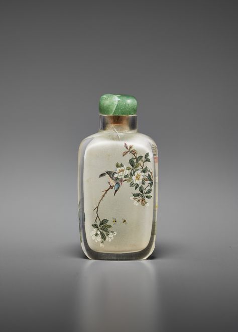 Imperial Palace, Perfume Lover, Vintage Perfume Bottles, Vintage Objects, Mid Autumn, Snuff Bottle, Ancient China, Glass Perfume Bottle, Vintage Perfume