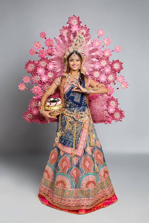 Presenting India's national costume at Miss Universe 2017. Miss Universe Outfits, Miss Universe Costumes, Miss Universe 2017, Miss Universe India, Miss Universe National Costume, Soft Pink Dress, Costumes Around The World, Net Gowns, Mardi Gras Costumes