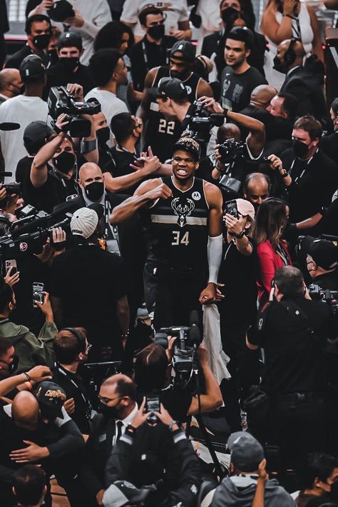 Giannis Antetokounmpo Wallpaper, Nba Theme, Nba Wallpapers Stephen Curry, Milwaukee Bucks Basketball, Cool Basketball Wallpapers, Lock Screen And Home Screen, Bucks Basketball, Mvp Basketball, Michael Jordan Pictures