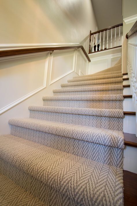 Traditional stairs with herringbone carpet by Studio B Designs Best Carpet For Bedrooms, Best Carpet For Basement, Best Carpet For Stairs, Stairway Carpet, Carpet Staircase, Contemporary Stairs, Basement Carpet, Contemporary Carpet, Stair Railing Design