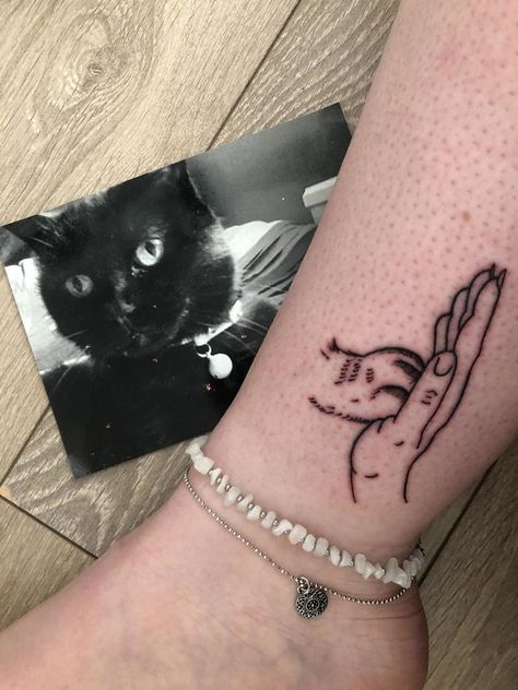 Tattoo Ideas Cat In Memory Of, Passed Cat Tattoo, Tattoos For Cats That Passed, Tattoo For Cat That Passed, Small Tattoo Ideas Back, Cat Remembrance Tattoo, Tattoo Ideas Back, Nova Tattoo, Memory Tattoos