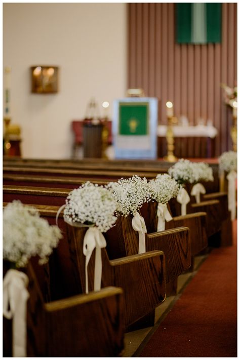 This is so simple! Just use baby breath flowers, and tie a ribbon around the edge of the pew. Baby’s Breath On Church Pew, Baby Breath Down The Aisle, Baby Breath Bouquet Wedding, Church Pew Wedding, Church Pew Decorations, Bridal Florals, Pew Flowers, Wedding Church Decor, Pew Decorations