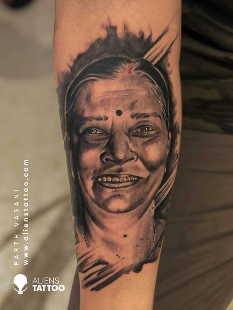 Best Realistic Portrait Tattoos | Aliens Tattoo India Big Tattoos, Aliens Tattoo, Chef Tattoo, Portrait Tattoos, Family Tattoo Designs, Tattoo Concepts, 3d Portrait, Band Tattoo Designs, Tattoo Background