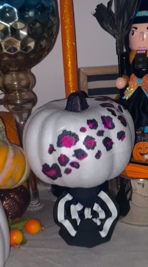 Cheetah Print Pumpkin Painting, Pumpkin Painting Cheetah Print, Cheetah Print Pumpkin, Cute Painted Pumpkin Ideas, Painted Pumpkin, Dyi Projects, Pumpkin Ideas, Cute Pumpkin, Painted Pumpkins