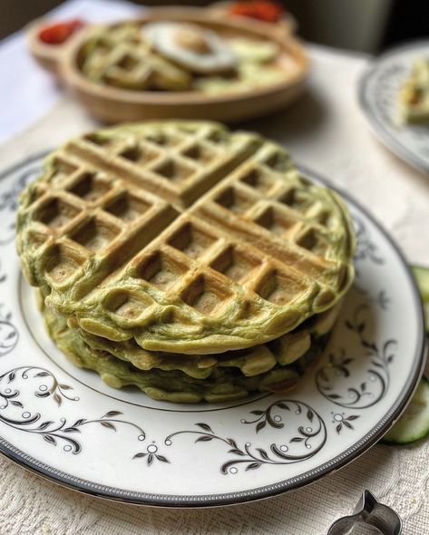 Blender avocado waffles - Panos Eats Spinach Waffles, Green Waffles, Matcha Oatmeal, Banana Waffles, Waffle Toppings, Classic Breakfast, Waffle Iron, Waffle Recipes, How To Cook Eggs