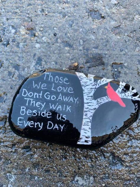 Painted Memorial Rocks Ideas, Kindness Painted Rocks, In Memory Rock Painting, Glass Rocks Crafts, Memorial Stones Diy, Tattoo Plant, Rock Quotes, Inspirational Rocks, Garden Rock Art